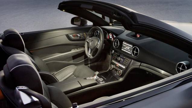 A inspiração no SLS também aparece no interior, que usa materiais nobres no acabamento... | <a href="https://quatrorodas.abril.com.br/carros/lancamentos/mercedes-benz-sl-652125.shtml" rel="migration">Leia mais</a> A inspiração no SLS também aparece no interior, que usa materiais nobres no acabamento... | <a href="https://quatrorodas.abril.com.br/carros/lancamentos/mercedes-benz-sl-652125.shtml" rel="migration">Leia mais</a>