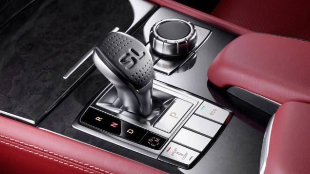 A transmissão oferecida é automática | <a href="https://quatrorodas.abril.com.br/carros/lancamentos/mercedes-benz-sl-652125.shtml" rel="migration">Leia mais</a> A transmissão oferecida é automática | <a href="https://quatrorodas.abril.com.br/carros/lancamentos/mercedes-benz-sl-652125.shtml" rel="migration">Leia mais</a>