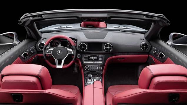 Os comandos foram posicionados ao alcance das mãos de quem dirige | <a href="https://quatrorodas.abril.com.br/carros/lancamentos/mercedes-benz-sl-652125.shtml" rel="migration">Leia mais</a> Os comandos foram posicionados ao alcance das mãos de quem dirige | <a href="https://quatrorodas.abril.com.br/carros/lancamentos/mercedes-benz-sl-652125.shtml" rel="migration">Leia mais</a>