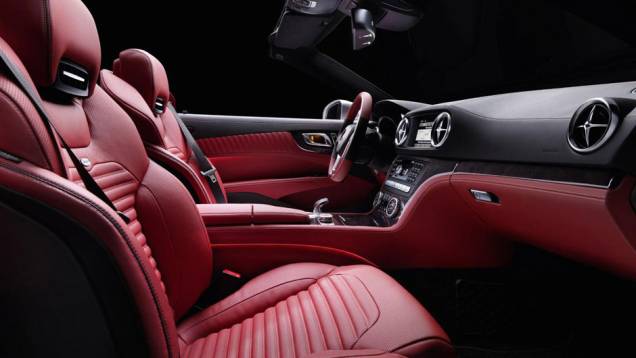 O comprador pode equipar o SL com um teto de vidro eletrocrômico | <a href="https://quatrorodas.abril.com.br/carros/lancamentos/mercedes-benz-sl-652125.shtml" rel="migration">Leia mais</a> O comprador pode equipar o SL com um teto de vidro eletrocrômico | <a href="https://quatrorodas.abril.com.br/carros/lancamentos/mercedes-benz-sl-652125.shtml" rel="migration">Leia mais</a>