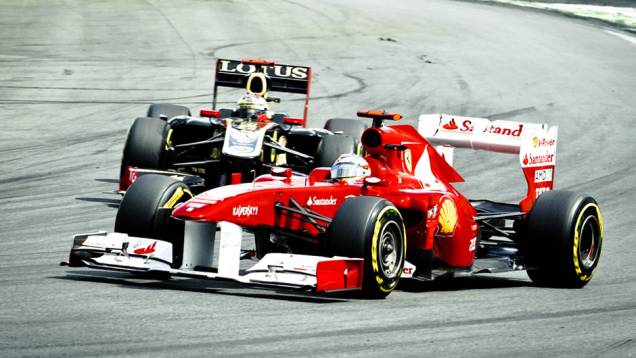 Felipe Massa e Bruno Senna: brasileiros disputando posição em Interlagos