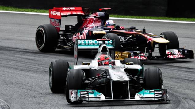 Michael Schumacher com sua Mercedes à frente de uma Toro Rosso