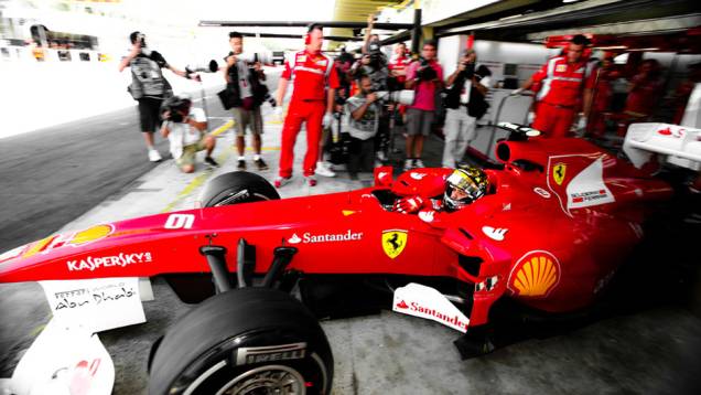 Felipe Massa saindo dos boxes da Ferrari