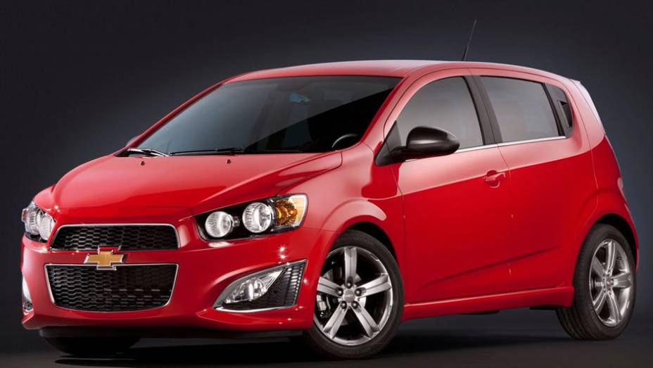 Modelo será mostrado no Salão de Detroit | <a href="https://quatrorodas.abril.com.br/noticias/chevrolet-revela-imagens-sonic-rs-310416_p.shtml" rel="migration">Leia mais</a>