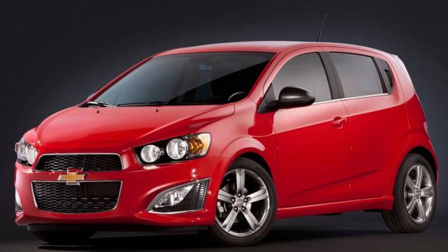 Modelo será mostrado no Salão de Detroit | <a href="https://quatrorodas.abril.com.br/noticias/chevrolet-revela-imagens-sonic-rs-310416_p.shtml" rel="migration">Leia mais</a>