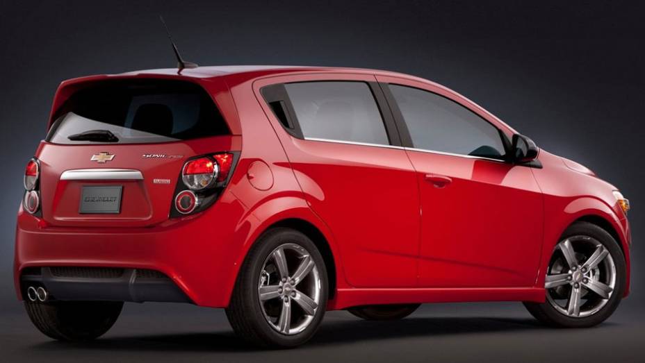 Versão tem detalhes esportivos na carroceria | <a href="https://quatrorodas.abril.com.br/noticias/chevrolet-revela-imagens-sonic-rs-310416_p.shtml" rel="migration">Leia mais</a>