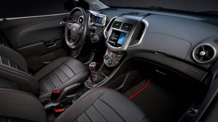 Interior conta com bancos e volante esportivos | <a href="https://quatrorodas.abril.com.br/noticias/chevrolet-revela-imagens-sonic-rs-310416_p.shtml" rel="migration">Leia mais</a>