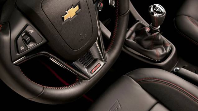 Logo tipo RS vem inscrito no volante | <a href="https://quatrorodas.abril.com.br/noticias/chevrolet-revela-imagens-sonic-rs-310416_p.shtml" rel="migration">Leia mais</a> Logo tipo RS vem inscrito no volante | <a href="https://quatrorodas.abril.com.br/noticias/chevrolet-revela-imagens-sonic-rs-310416_p.shtml" rel="migration">Leia mais</a>