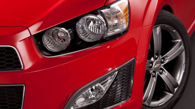 Faróis de neblina são novos e rodas têm aro 17 | <a href="https://quatrorodas.abril.com.br/noticias/chevrolet-revela-imagens-sonic-rs-310416_p.shtml" rel="migration">Leia mais</a> Faróis de neblina são novos e rodas têm aro 17 | <a href="https://quatrorodas.abril.com.br/noticias/chevrolet-revela-imagens-sonic-rs-310416_p.shtml" rel="migration">Leia mais</a>