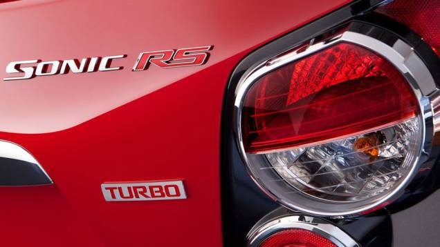 Sonic RS tem motor 1.4 turbo de 138 cv de potência | <a href="https://quatrorodas.abril.com.br/noticias/chevrolet-revela-imagens-sonic-rs-310416_p.shtml" rel="migration">Leia mais</a> Sonic RS tem motor 1.4 turbo de 138 cv de potência | <a href="https://quatrorodas.abril.com.br/noticias/chevrolet-revela-imagens-sonic-rs-310416_p.shtml" rel="migration">Leia mais</a>