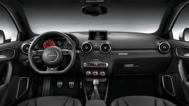 Interior é esportivo e base do volante é achatada | <a href="https://quatrorodas.abril.com.br/salao-do-automovel/2012/carros/a1-quattro-704042.shtml" rel="migration">Leia mais</a>