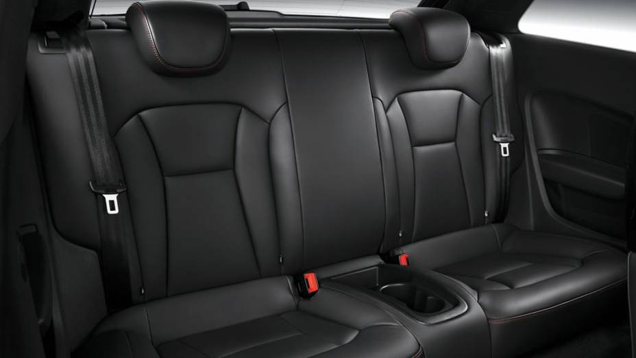 Bancos são em preto brilhante | <a href="https://quatrorodas.abril.com.br/salao-do-automovel/2012/carros/a1-quattro-704042.shtml" rel="migration">Leia mais</a>