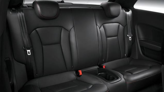 Bancos são em preto brilhante | <a href="https://quatrorodas.abril.com.br/salao-do-automovel/2012/carros/a1-quattro-704042.shtml" rel="migration">Leia mais</a> Bancos são em preto brilhante | <a href="https://quatrorodas.abril.com.br/salao-do-automovel/2012/carros/a1-quattro-704042.shtml" rel="migration">Leia mais</a>