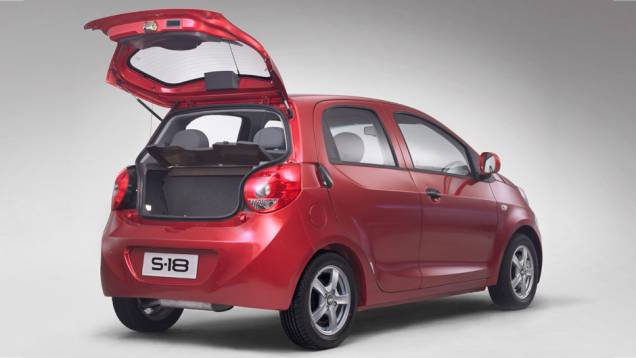 Com apenas 3,6 metros de comprimento, o S-18 leva apenas 160 litros no porta-malas | <a href="https://quatrorodas.abril.com.br/carros/lancamentos/chery-s-18-661585.shtml" rel="migration">Leia mais</a> Com apenas 3,6 metros de comprimento, o S-18 leva apenas 160 litros no porta-malas | <a href="https://quatrorodas.abril.com.br/carros/lancamentos/chery-s-18-661585.shtml" rel="migration">Leia mais</a>