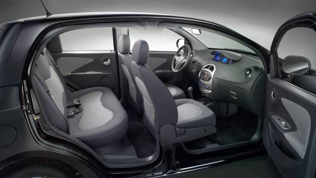 Ele leva quatro pessoas com relativo conforto | <a href="https://quatrorodas.abril.com.br/carros/lancamentos/chery-s-18-661585.shtml" rel="migration">Leia mais</a> Ele leva quatro pessoas com relativo conforto | <a href="https://quatrorodas.abril.com.br/carros/lancamentos/chery-s-18-661585.shtml" rel="migration">Leia mais</a>