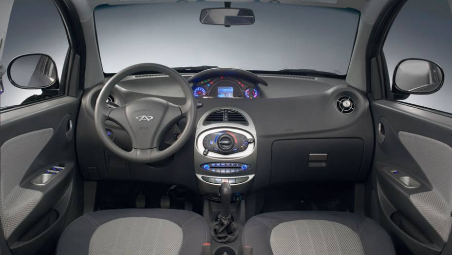 Ampla área envidraçada e painel moderno se destacam na cabine | <a href="https://quatrorodas.abril.com.br/carros/lancamentos/chery-s-18-661585.shtml" rel="migration">Leia mais</a>