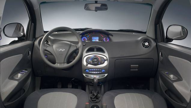 Ampla área envidraçada e painel moderno se destacam na cabine | <a href="https://quatrorodas.abril.com.br/carros/lancamentos/chery-s-18-661585.shtml" rel="migration">Leia mais</a> Ampla área envidraçada e painel moderno se destacam na cabine | <a href="https://quatrorodas.abril.com.br/carros/lancamentos/chery-s-18-661585.shtml" rel="migration">Leia mais</a>