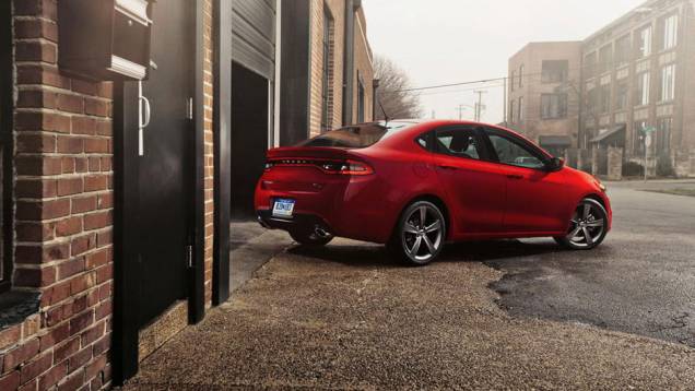 Com sangue italiano, o Dart é fruto do casamento entre Fiat e Chrysler | <a href="https://quatrorodas.abril.com.br/reportagens/salao/dodge-dart-662260.shtml" rel="migration">Leia mais</a>