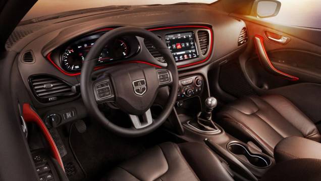 O interior tem acabamento de qualidade e linhas esportivas | <a href="https://quatrorodas.abril.com.br/reportagens/salao/dodge-dart-662260.shtml" rel="migration">Leia mais</a> O interior tem acabamento de qualidade e linhas esportivas | <a href="https://quatrorodas.abril.com.br/reportagens/salao/dodge-dart-662260.shtml" rel="migration">Leia mais</a>