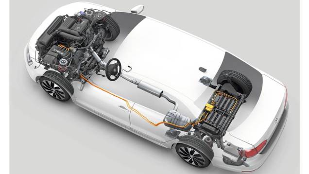 Transmissão de força para o eixo motor dianteiro acontece através de um câmbio automático com sete marchas e dupla embreagem (DSG)