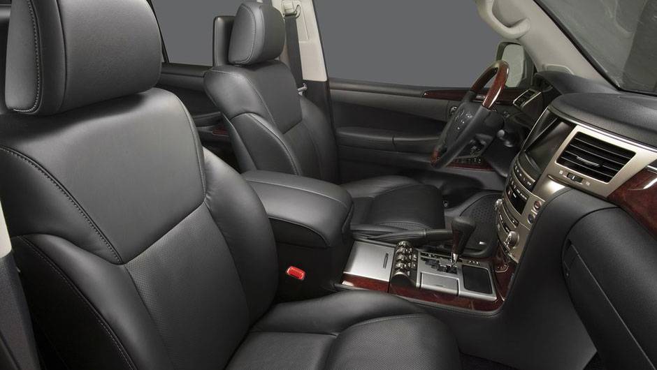 Detalhes em madeira mahogany d&atilde;o toque especial ao interior