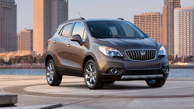 Design é típico dos modelos Buick, com muitos adornos cromados Design é típico dos modelos Buick, com muitos adornos cromados