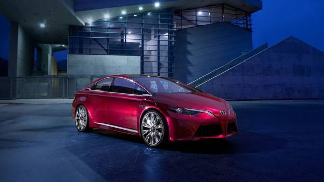 Linhas limpas do sedã dão ideia do design futuro da Toyota