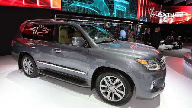 Lexus LX 570: modelo passa por reestilização e ganha novos itens | <a href="https://quatrorodas.abril.com.br/reportagens/salao/lexus-lx-570-663177.shtml" target="_blank" rel="migration">Leia mais</a> Lexus LX 570: modelo passa por reestilização e ganha novos itens | <a href="https://quatrorodas.abril.com.br/reportagens/salao/lexus-lx-570-663177.shtml" target="_blank" rel="migration">Leia mais</a>