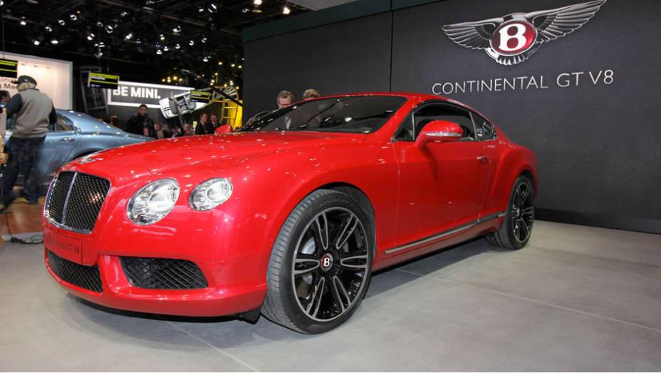 Bentley Continental V8: novo motor incrementa potência do esportivo. Confira a seguir outros modelos endiabrados do salão | <a href="https://quatrorodas.abril.com.br/reportagens/salao/bentley-continental-v8-662746.shtml" target="_blank" rel="migration">Leia mais</a>