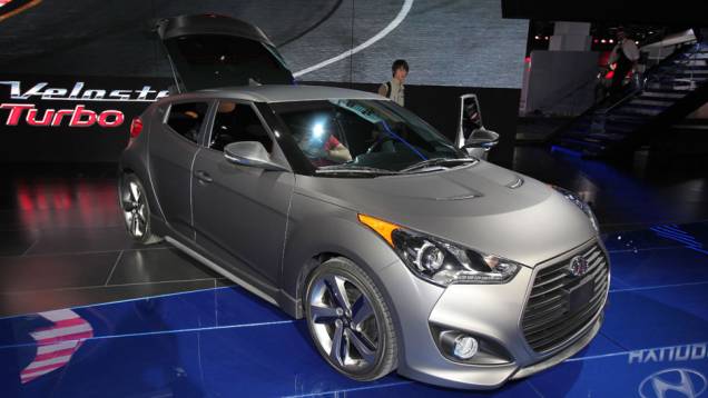 Hyundai Veloster Turbo: cupê de três portas, enfim, ganha motor com mais potência | <a href="https://quatrorodas.abril.com.br/reportagens/salao/hyundai-veloster-turbo-662505.shtml" target="_blank" rel="migration">Leia mais</a>