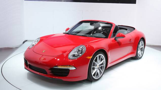 Porsche 911 Cabriolet: novo esportivo mantém a fórmula de baixo peso e alta potência | <a href="https://quatrorodas.abril.com.br/reportagens/salao/porsche-911-cabriolet-662825.shtml" target="_blank" rel="migration">Leia mais</a>