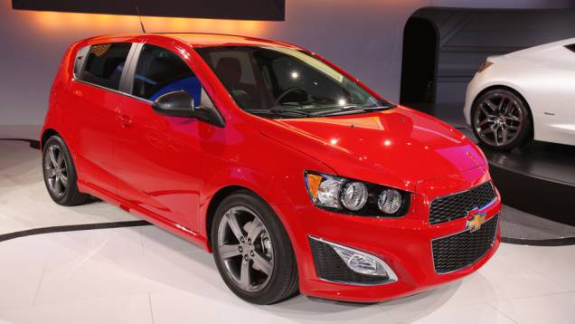 Chevrolet Sonic RS: versão apimentada do hatch ganha itens exclusivos | <a href="https://quatrorodas.abril.com.br/reportagens/salao/chevrolet-sonic-rs-662866.shtml" target="_blank" rel="migration">Leia mais</a>