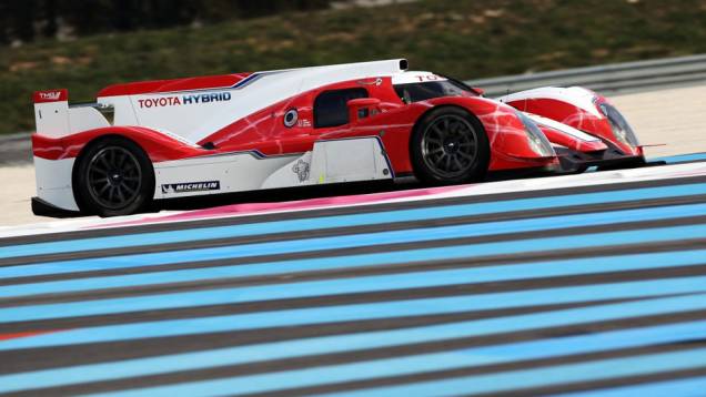 Chassis é em fibra de carbono e TS030 conta com sistema KERS Chassis é em fibra de carbono e TS030 conta com sistema KERS