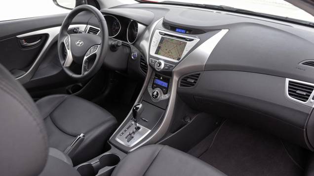 Nos EUA, o Hyundai vai concorrer com Honda Civic Coupe e Kia Koup | <a href="https://quatrorodas.abril.com.br/carros/lancamentos/hyundai-elantra-coupe-676518.shtml" rel="migration">Leia mais</a>