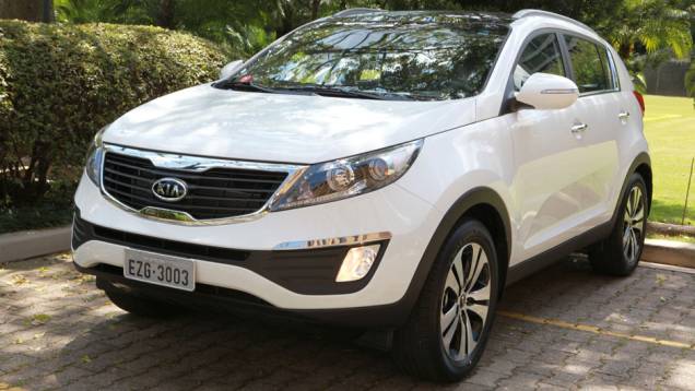 O design assinado por Peter Schreyer continua atual | <a href="https://quatrorodas.abril.com.br/carros/lancamentos/kia-sportage-flex-676497.shtml" rel="migration">Leia mais</a> O design assinado por Peter Schreyer continua atual | <a href="https://quatrorodas.abril.com.br/carros/lancamentos/kia-sportage-flex-676497.shtml" rel="migration">Leia mais</a>