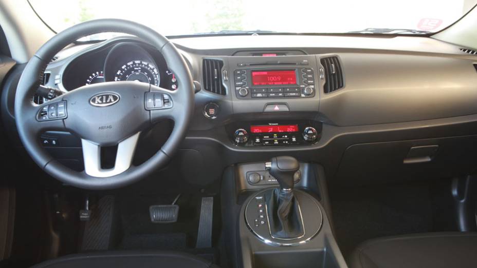 O interior tem linhas modernas, seguindo os traços arrojados do exterior | <a href="https://quatrorodas.abril.com.br/carros/lancamentos/kia-sportage-flex-676497.shtml" rel="migration">Leia mais</a>