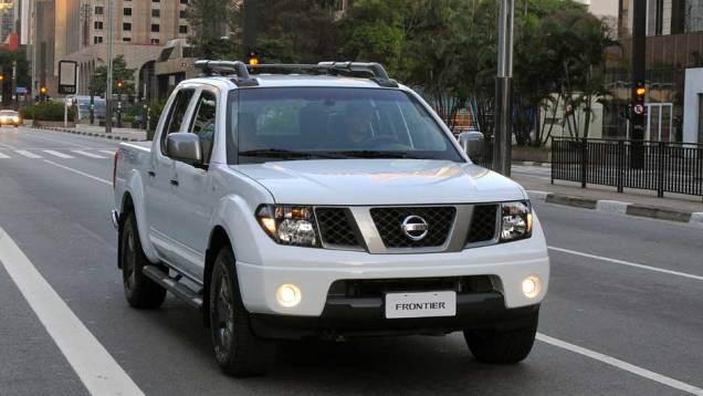 São seis versões de acabamento, sendo quatro com tração 4x4 | <a href="/carros/lancamentos/nissan-frontier-2013-676772.shtml" rel="migration">Leia mais</a> São seis versões de acabamento, sendo quatro com tração 4x4 | <a href="/carros/lancamentos/nissan-frontier-2013-676772.shtml" rel="migration">Leia mais</a>