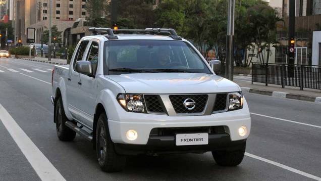 São seis versões de acabamento, sendo quatro com tração 4x4 | <a href="/carros/lancamentos/nissan-frontier-2013-676772.shtml" rel="migration">Leia mais</a>