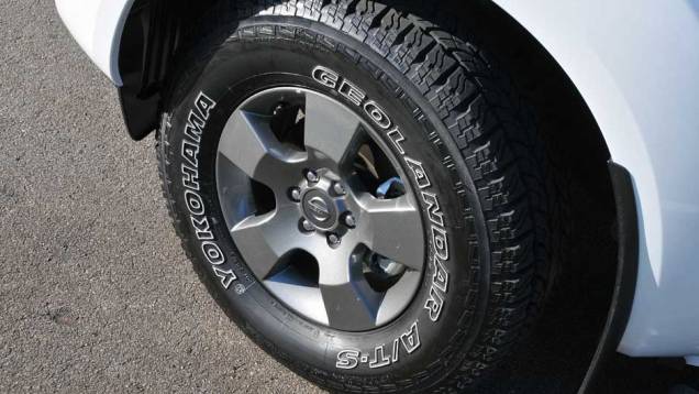 Os pneus são de uso misto e as caixas das rodas têm para-barros rígidos | <a href="/carros/lancamentos/nissan-frontier-2013-676772.shtml" rel="migration">Leia mais</a>