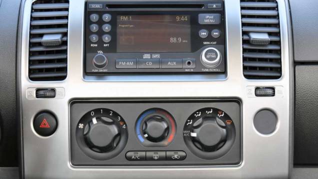 Ar-condicionado e rádio com tela colorida de 4,3 polegadas são alguns dos itens da Frontier 2013 | <a href="/carros/lancamentos/nissan-frontier-2013-676772.shtml" rel="migration">Leia mais</a>