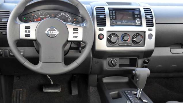 Câmbio automático de cinco marchas vem de série apenas na versão topo de linha | <a href="/carros/lancamentos/nissan-frontier-2013-676772.shtml" rel="migration">Leia mais</a> Câmbio automático de cinco marchas vem de série apenas na versão topo de linha | <a href="/carros/lancamentos/nissan-frontier-2013-676772.shtml" rel="migration">Leia mais</a>