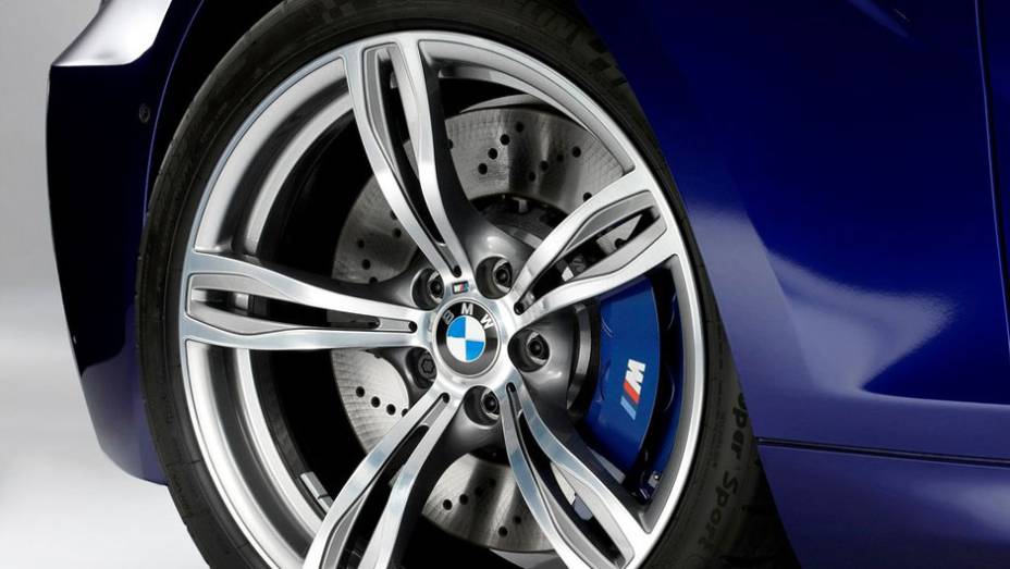 As belas rodas de 19 polegadas podem ser substituídas por um conjunto aro 20 | <a href="https://quatrorodas.abril.com.br/saloes/genebra/2012/bmw-m6-678571.shtml" rel="migration">Leia mais</a>