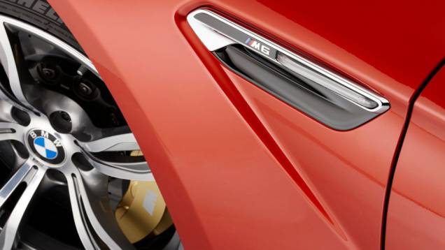 As tomadas de ar nas laterais são exclusivas do M6 | <a href="https://quatrorodas.abril.com.br/saloes/genebra/2012/bmw-m6-678571.shtml" rel="migration">Leia mais</a> As tomadas de ar nas laterais são exclusivas do M6 | <a href="https://quatrorodas.abril.com.br/saloes/genebra/2012/bmw-m6-678571.shtml" rel="migration">Leia mais</a>