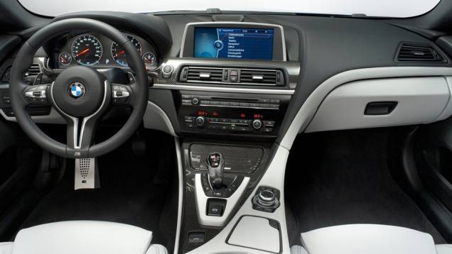 Comandos voltados para o motorista e muito requinte marcam a cabine do M6 | <a href="https://quatrorodas.abril.com.br/saloes/genebra/2012/bmw-m6-678571.shtml" rel="migration">Leia mais</a> Comandos voltados para o motorista e muito requinte marcam a cabine do M6 | <a href="https://quatrorodas.abril.com.br/saloes/genebra/2012/bmw-m6-678571.shtml" rel="migration">Leia mais</a>