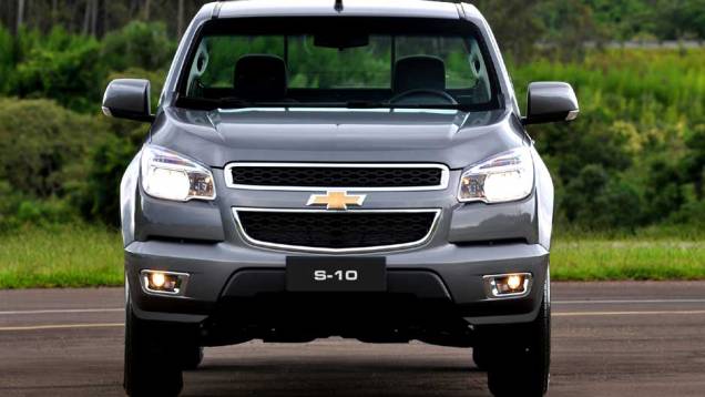 A S10 segue a identidade visual da marca, com direito à grade cortada por uma barra horizontal | <a href="https://quatrorodas.abril.com.br/carros/lancamentos/chevrolet-s10-677036.shtml" rel="migration">Leia mais</a> A S10 segue a identidade visual da marca, com direito à grade cortada por uma barra horizontal | <a href="https://quatrorodas.abril.com.br/carros/lancamentos/chevrolet-s10-677036.shtml" rel="migration">Leia mais</a>