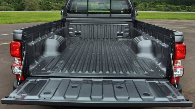 Tem espaço pra caçamba: a picape comporta até 1.570 litros de volume e 1.303 kg de capacidade de carga | <a href="https://quatrorodas.abril.com.br/carros/lancamentos/chevrolet-s10-677036.shtml" rel="migration">Leia mais</a> Tem espaço pra caçamba: a picape comporta até 1.570 litros de volume e 1.303 kg de capacidade de carga | <a href="https://quatrorodas.abril.com.br/carros/lancamentos/chevrolet-s10-677036.shtml" rel="migration">Leia mais</a>