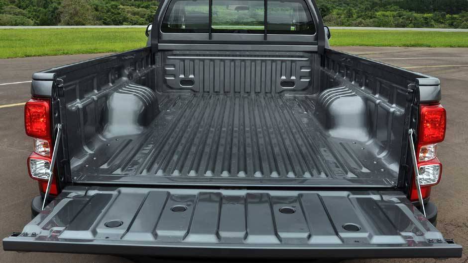 Tem espa&ccedil;o pra ca&ccedil;amba: a picape comporta at&eacute; 1.570 litros de volume e 1.303 kg de capacidade de carga | <a href="https://quatrorodas.abril.com.br/carros/lancamentos/chevrolet-s10-677036.shtml" rel="migration">Leia mais</a>