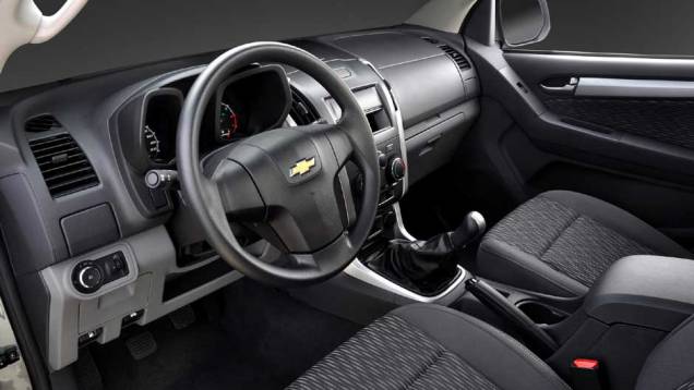 O interior deu um salto de qualidade em relação à antiga S10; aqui, na versão de cabine simples | <a href="https://quatrorodas.abril.com.br/carros/lancamentos/chevrolet-s10-677036.shtml" rel="migration">Leia mais</a> O interior deu um salto de qualidade em relação à antiga S10; aqui, na versão de cabine simples | <a href="https://quatrorodas.abril.com.br/carros/lancamentos/chevrolet-s10-677036.shtml" rel="migration">Leia mais</a>