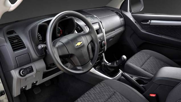 O interior deu um salto de qualidade em relação à antiga S10; aqui, na versão de cabine simples | <a href="https://quatrorodas.abril.com.br/carros/lancamentos/chevrolet-s10-677036.shtml" rel="migration">Leia mais</a>