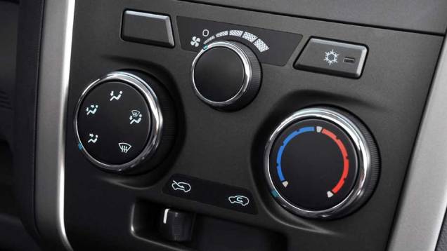 O ar-condicionado pode ser analógico ou digital, variando de acordo com a versão | <a href="https://quatrorodas.abril.com.br/carros/lancamentos/chevrolet-s10-677036.shtml" rel="migration">Leia mais</a> O ar-condicionado pode ser analógico ou digital, variando de acordo com a versão | <a href="https://quatrorodas.abril.com.br/carros/lancamentos/chevrolet-s10-677036.shtml" rel="migration">Leia mais</a>